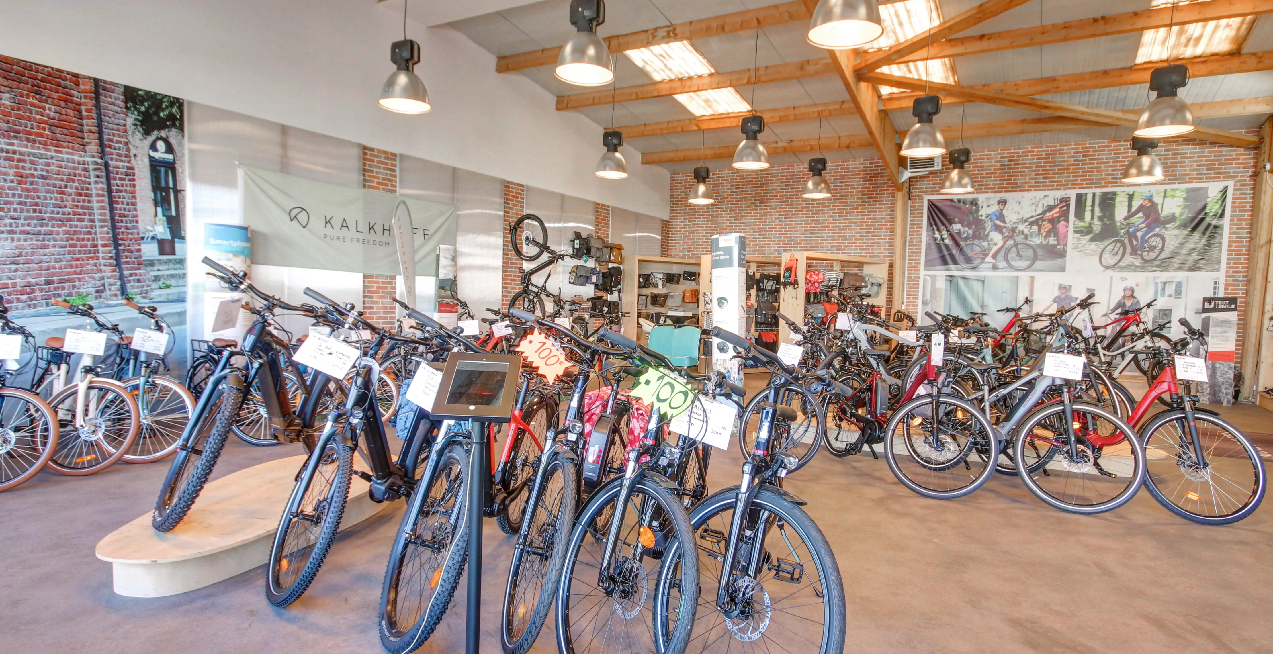 Marchand de vélo électrique sale